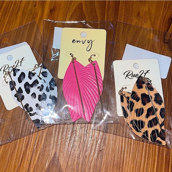 👻BOGO50%👻 🆕🌿🤍RUE 27: WHITE LEOPARD Leaf Shape Dangle Earrings - Picture 10 of 10